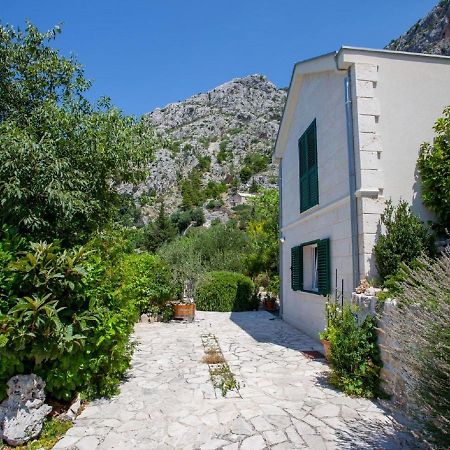 Luxurious Holiday Home In Makarska With Jacuzzi Exterior photo