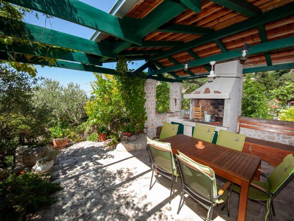 Luxurious Holiday Home In Makarska With Jacuzzi Exterior photo