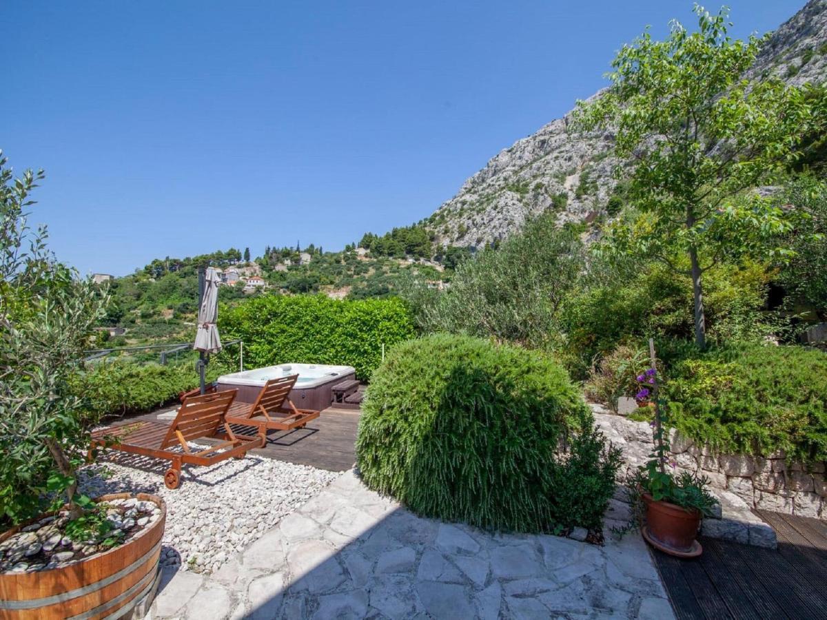 Luxurious Holiday Home In Makarska With Jacuzzi Exterior photo