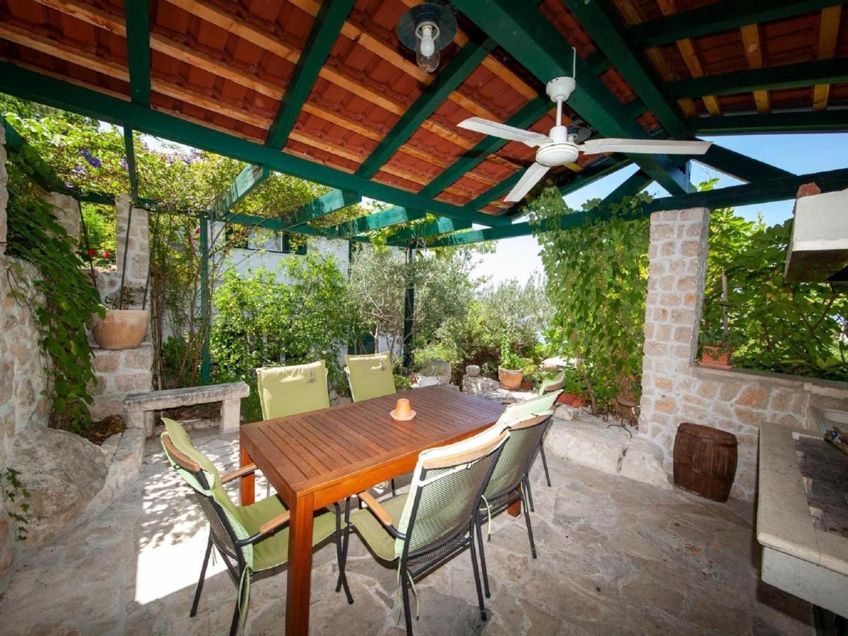 Luxurious Holiday Home In Makarska With Jacuzzi Exterior photo