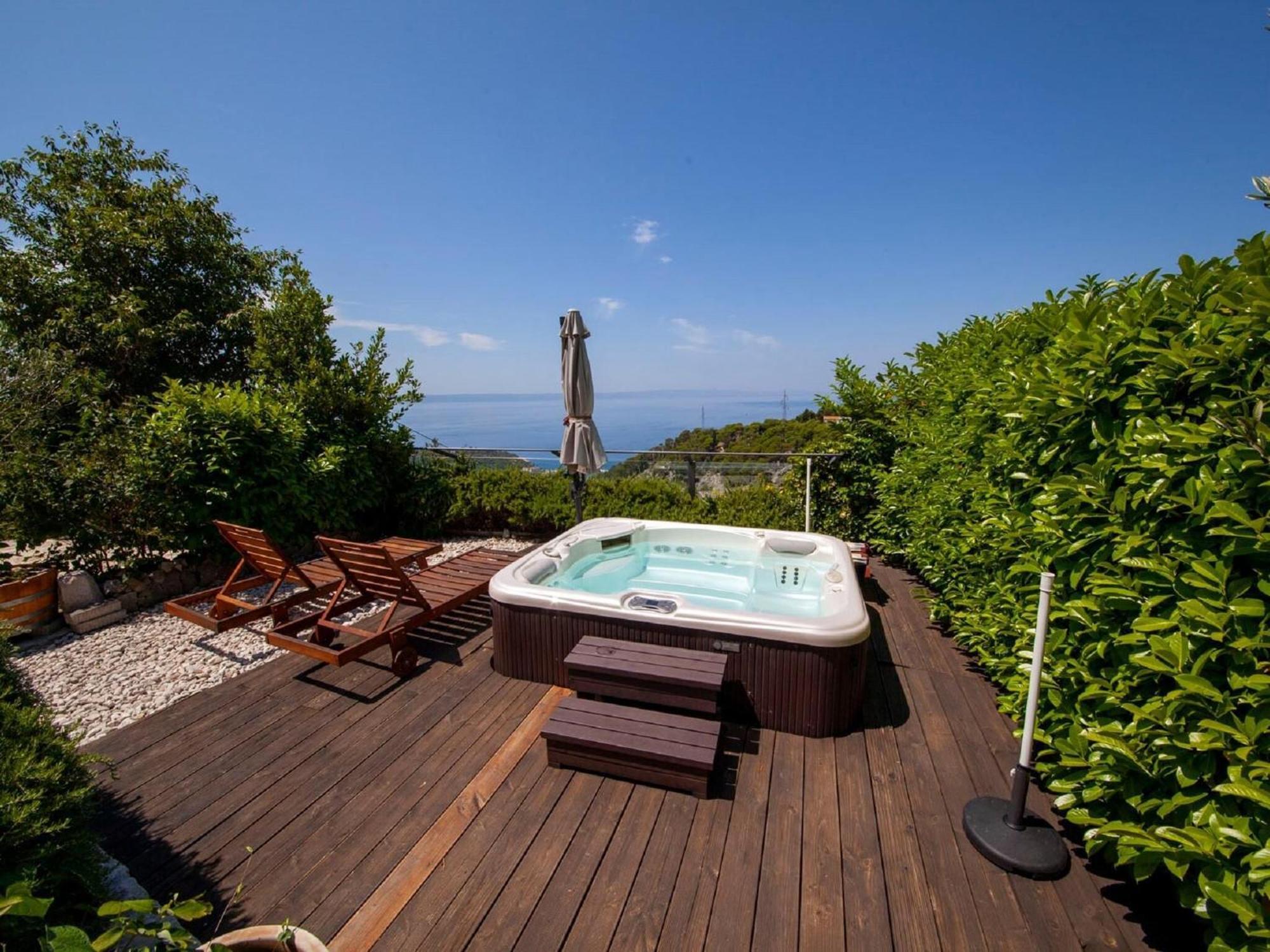 Luxurious Holiday Home In Makarska With Jacuzzi Exterior photo