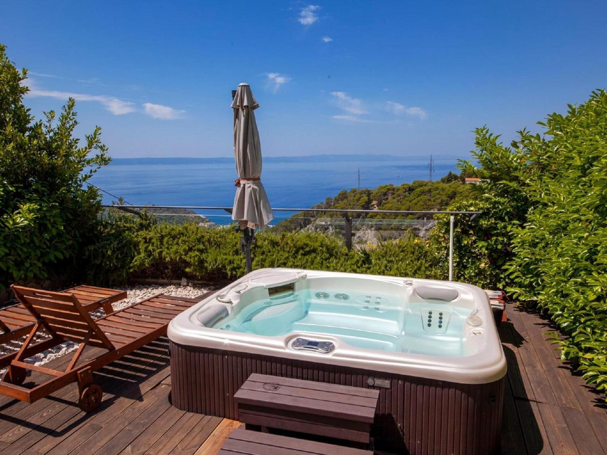 Luxurious Holiday Home In Makarska With Jacuzzi Exterior photo