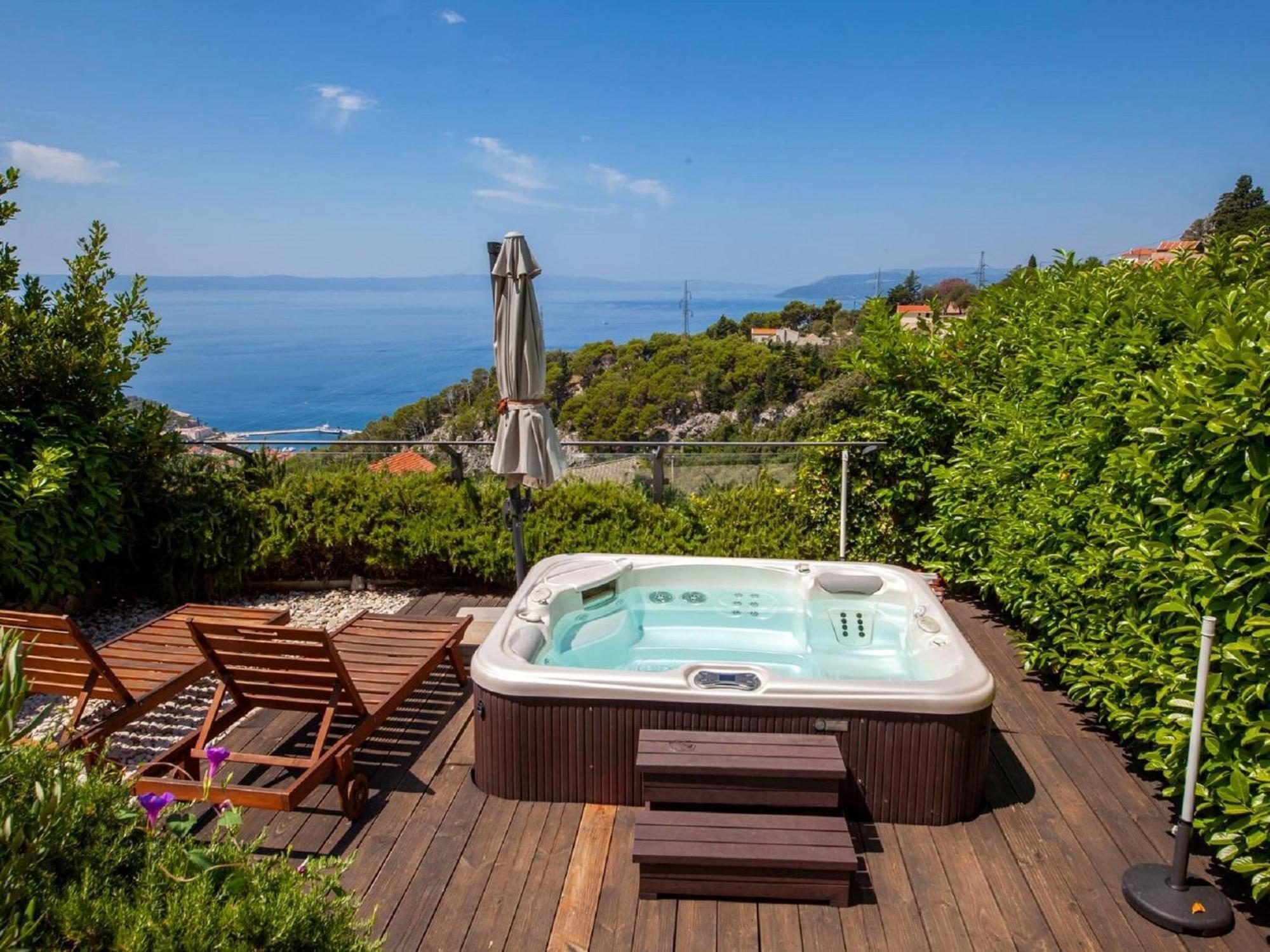 Luxurious Holiday Home In Makarska With Jacuzzi Exterior photo