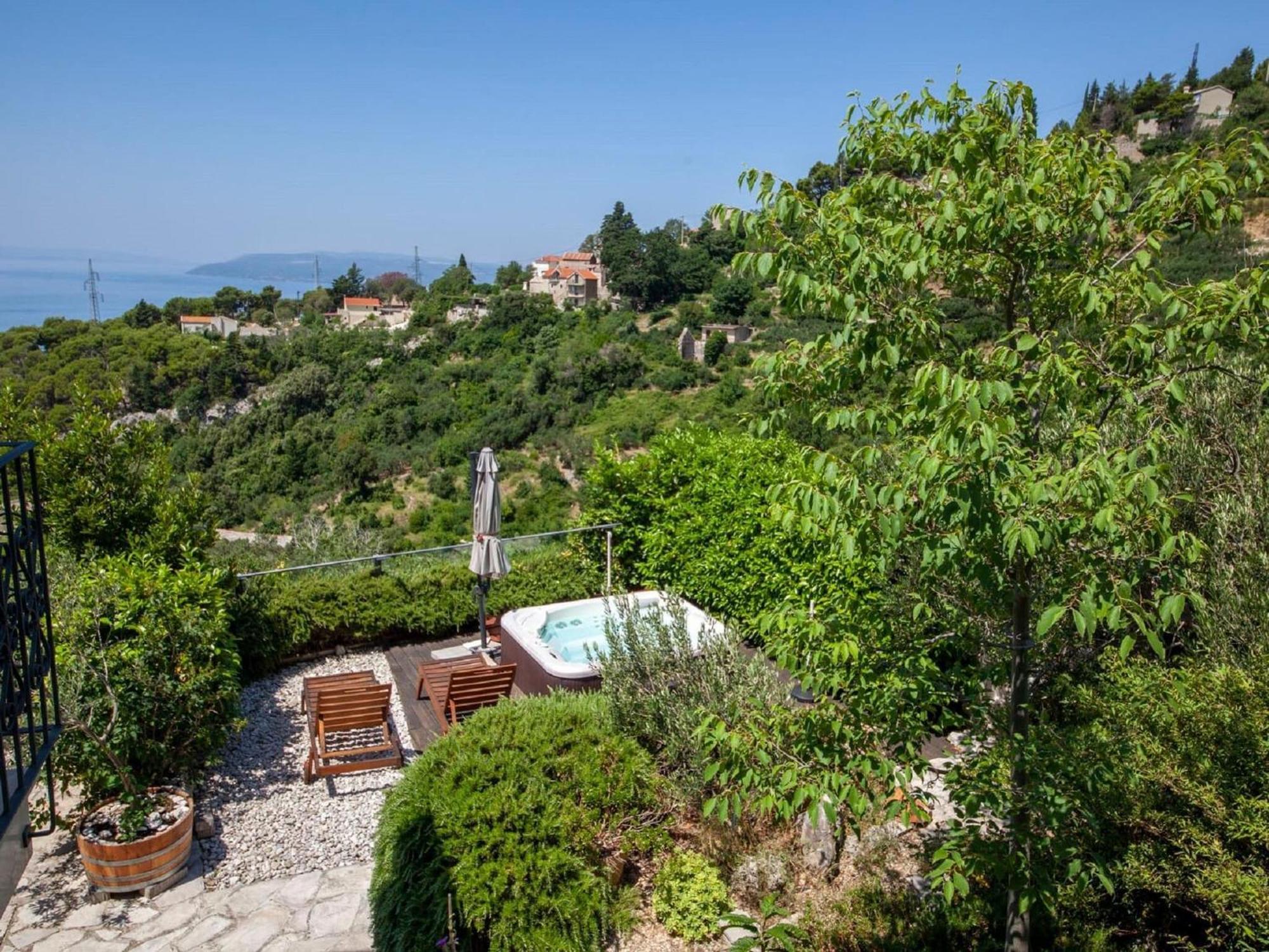 Luxurious Holiday Home In Makarska With Jacuzzi Exterior photo