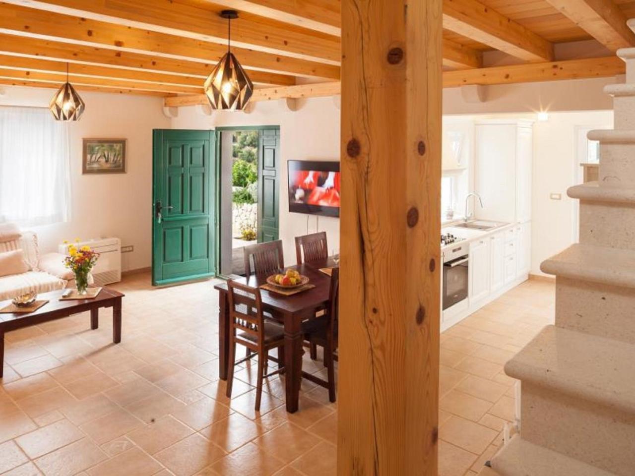 Luxurious Holiday Home In Makarska With Jacuzzi Exterior photo