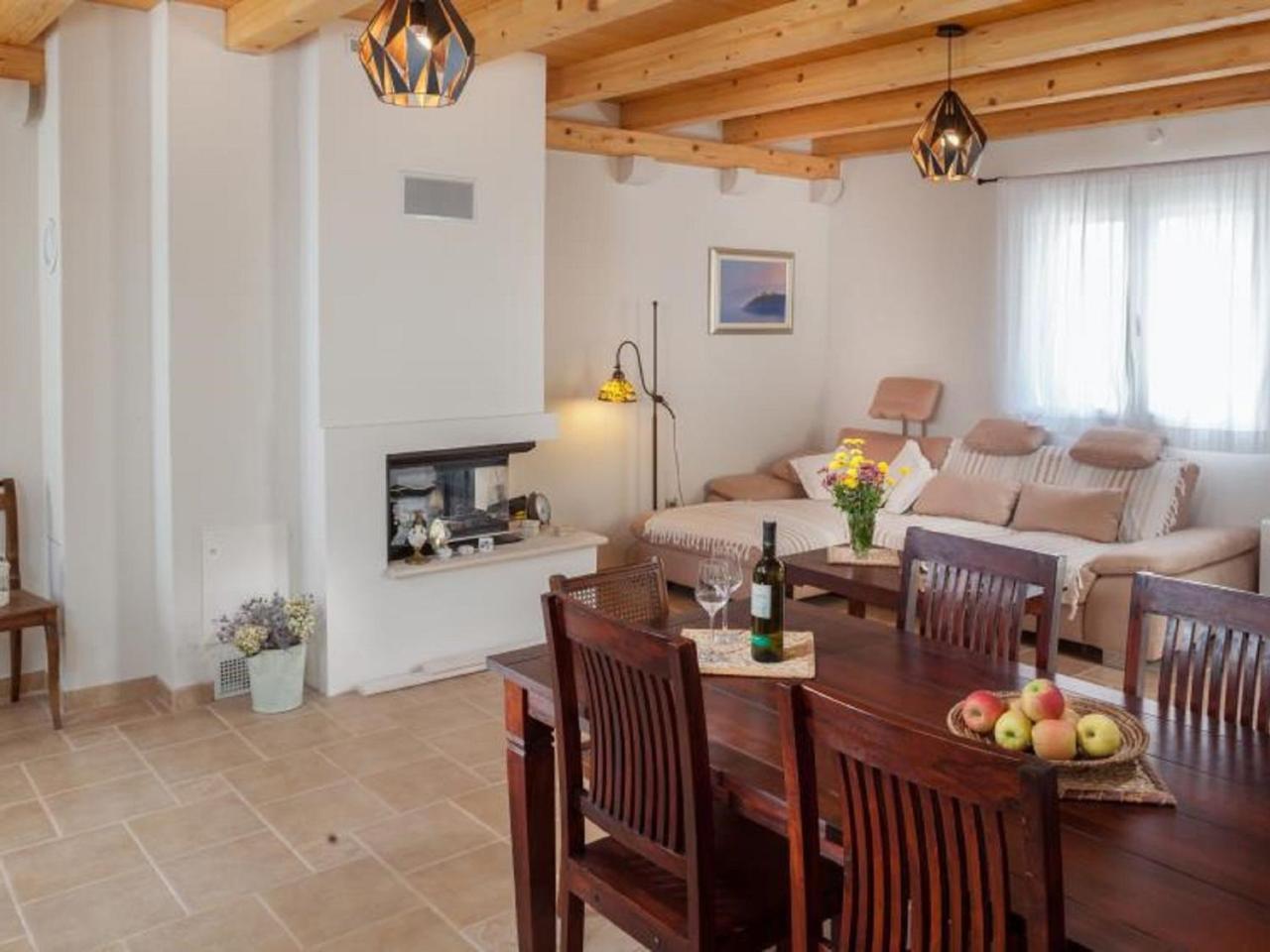 Luxurious Holiday Home In Makarska With Jacuzzi Exterior photo